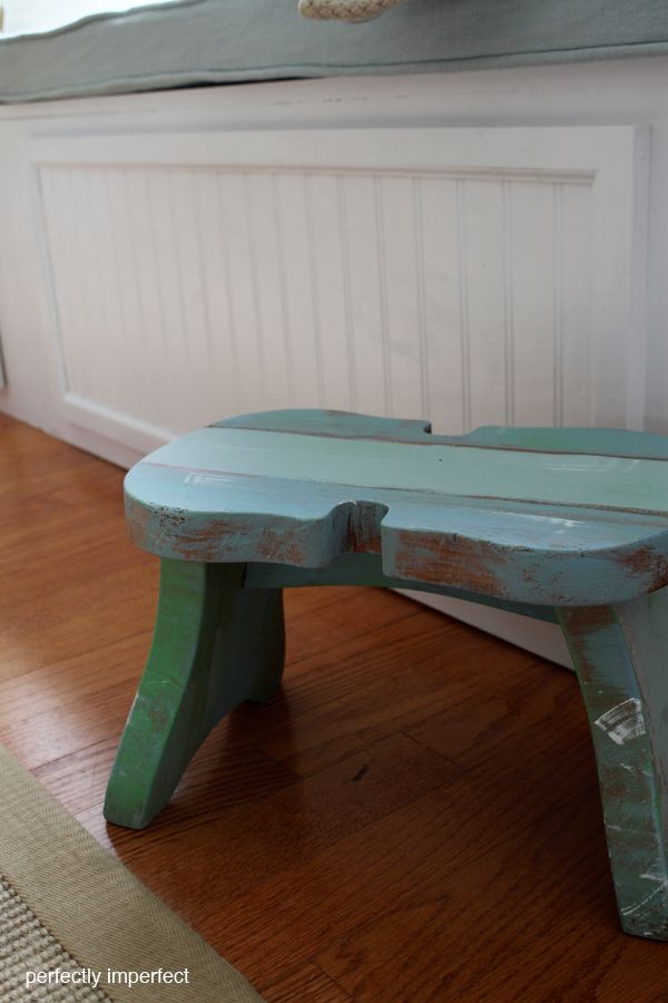 use Annie Sloan's chalk paint to makeover a wooden stool