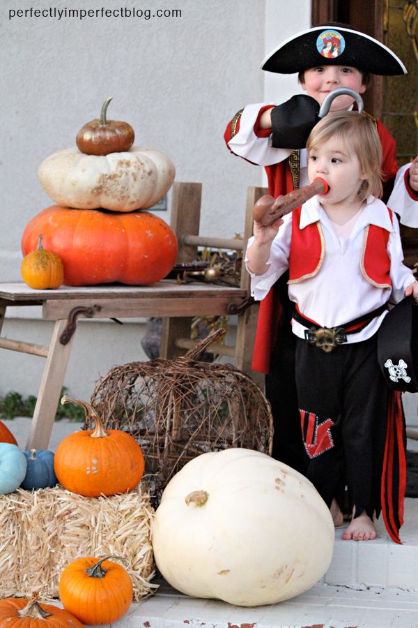 easy fall decorating ideas for the front porch.