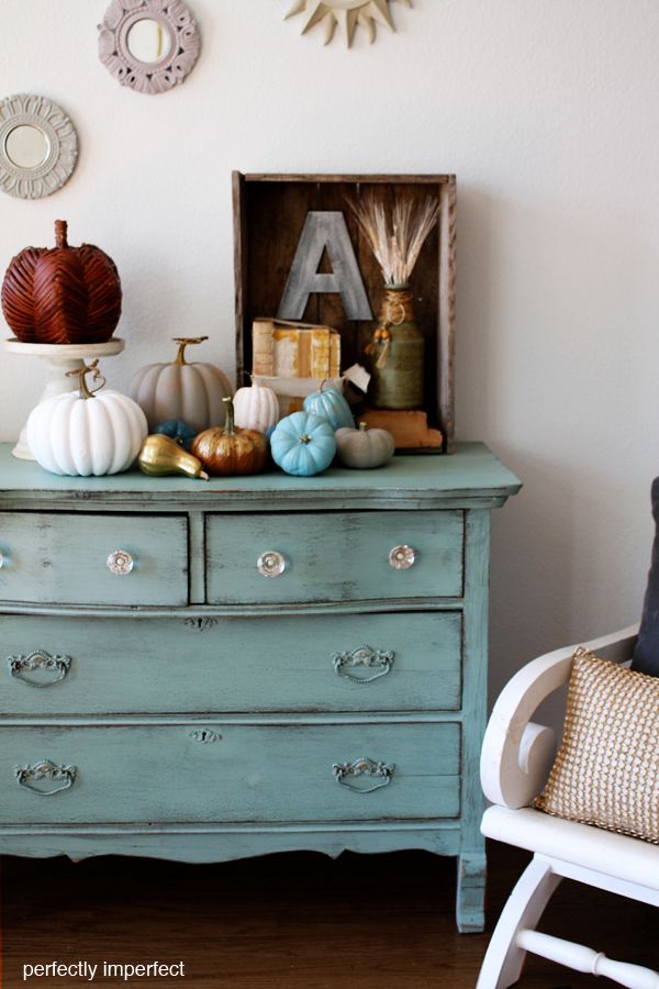 fall decorating ideas in the entry using chalk paint